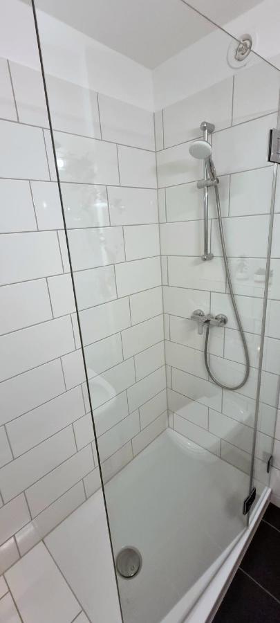 Business Apartment Mit Kuche Fur 1-3 +Netflx+5G Wlan Nahe Der Mhh Im Industrial Design ハノーファー エクステリア 写真